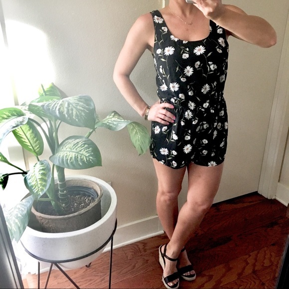 | f21 • daisy days sleeveless romper | - Picture 5 of 14